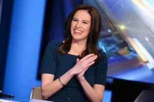 Read more about the article Who is Kelly Evans? CNBC, Age, Height, Family, Husband, Salary and Net Worth